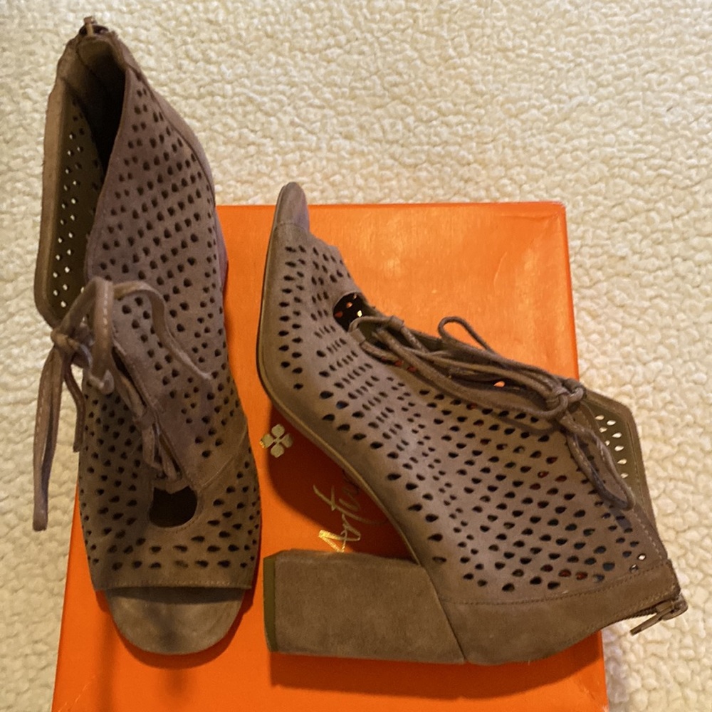 Laser Cut Booties - Picture 6 of 8